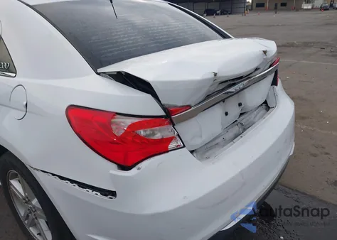 2011 Chrysler 200 Lx z USA, uszkodzony, nr VIN 1C3BC4FB9BN553725